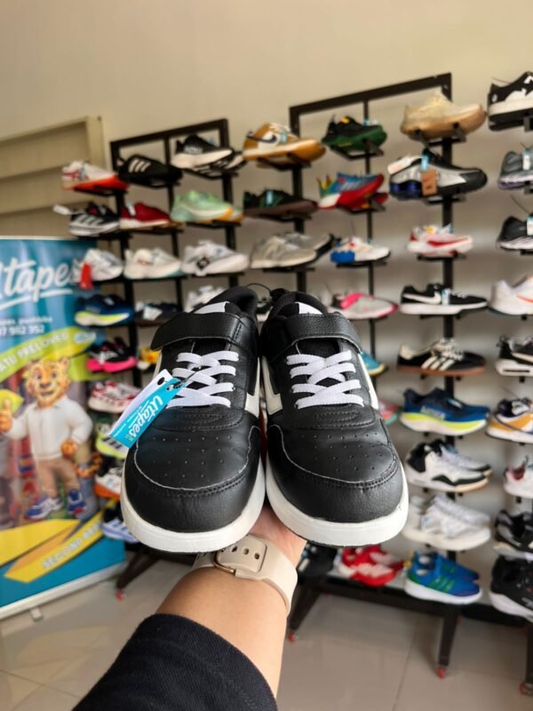 sepatu hitam putih van