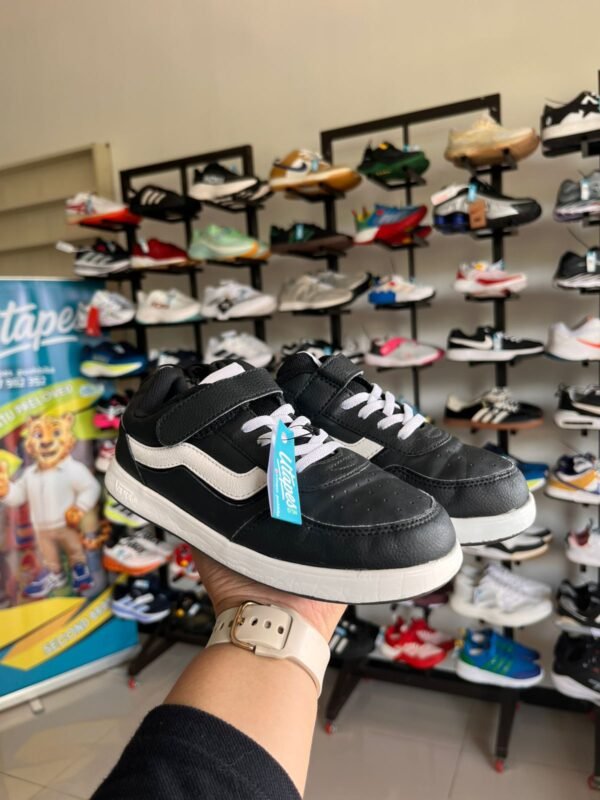 sepatu hitam putih van