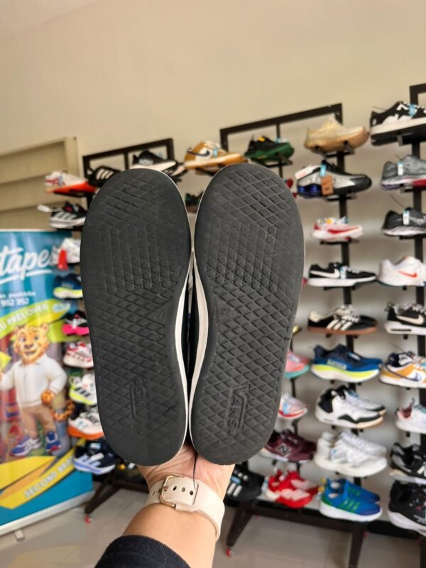 sepatu hitam putih van