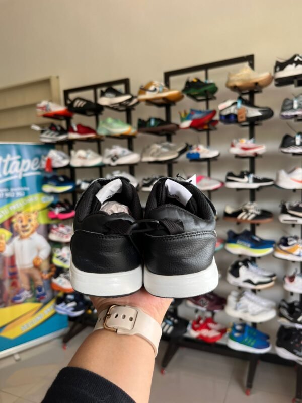 sepatu hitam putih van